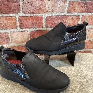 Munro Womans black loafer booties size 10 WW